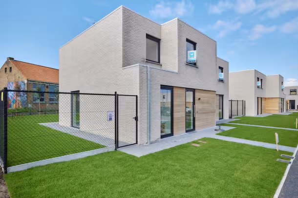 Moderne nieuwbouwwoning met aangelegde tuin in Bredene