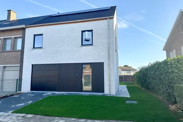 Halfopen moderne nieuwbouwwoning in Melle met inpandige garage en aangelegde tuin