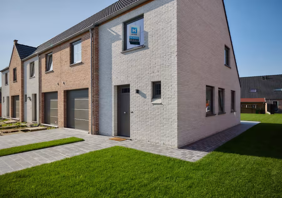 Voorgevel van nieuwbouwwoning in Poperinge met garage en oprit