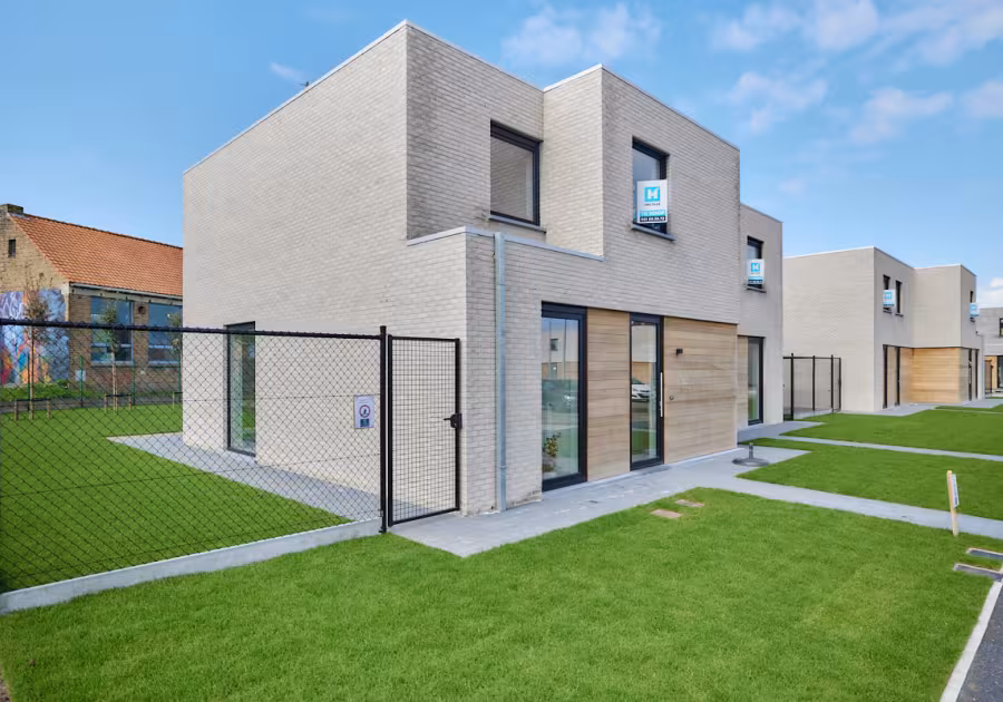 Moderne nieuwbouwwoning met aangelegde tuin in Bredene