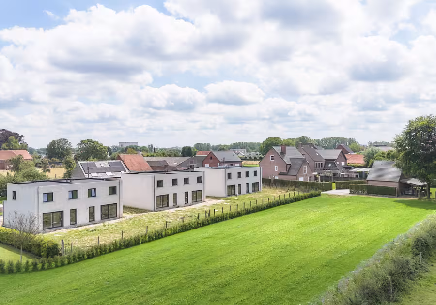 Dronebeeld van nieuwbouwwijk in Erpe-Mere met zicht op groen