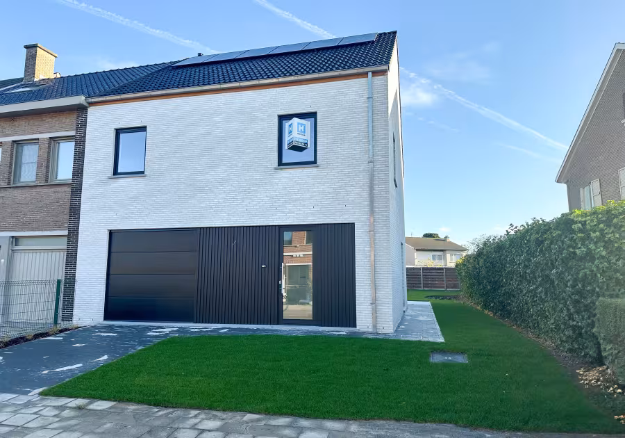 Halfopen moderne nieuwbouwwoning in Melle met inpandige garage en aangelegde tuin
