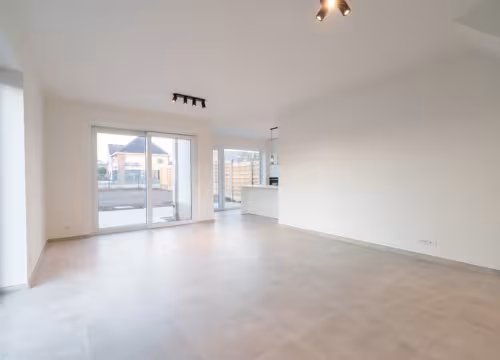 Lichtrijke open leefruimte met grote ramen in een Hectaar nieuwbouwwoning