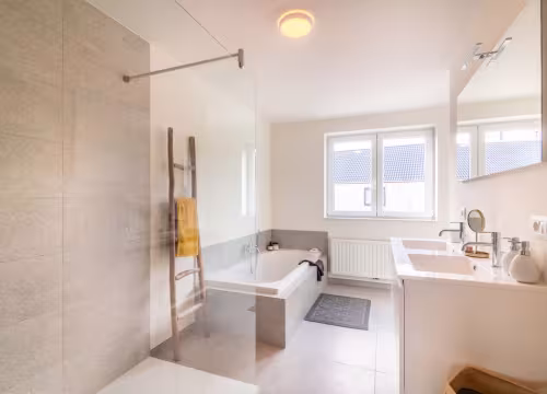 Badkamer met ligbad, inloopdouche en dubbele wastafel