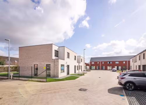 Straatbeeld van moderne nieuwbouwwoningen in woonerf