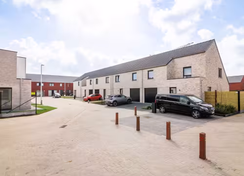 Straatbeeld van rijwoningen met parkeervakken