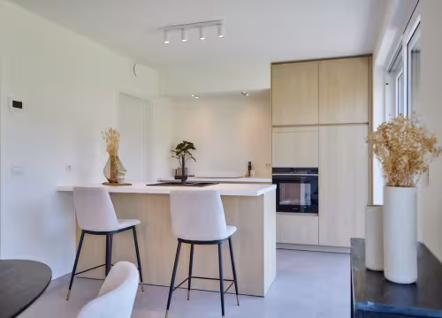 Open keuken met eiland en barkrukken, kwalitatieve afwerking in Hectaar nieuwbouwwoning