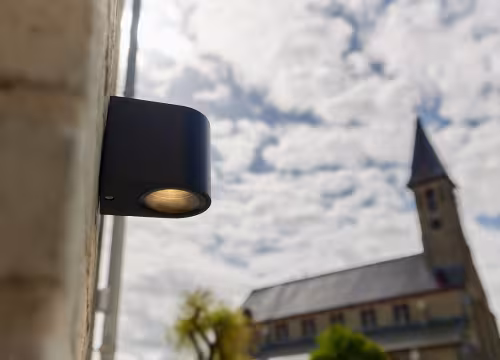 Detail van buitenlamp aan gevel
