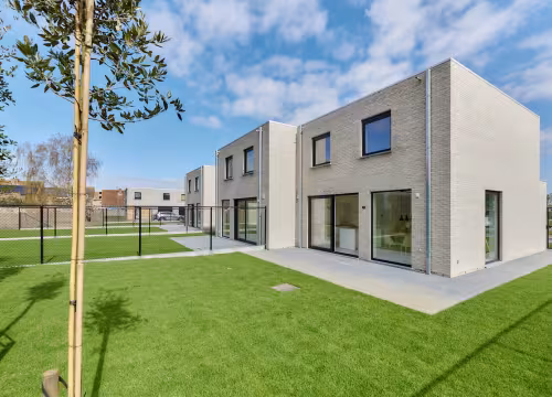Moderne nieuwbouwwoningen met ruime tuinen en groene voortuinen