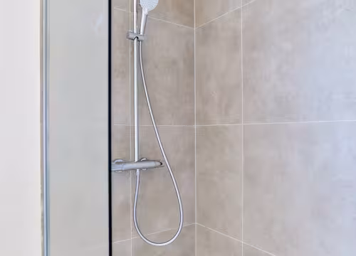 Inloopdouche met glazen wand en neutrale tegels