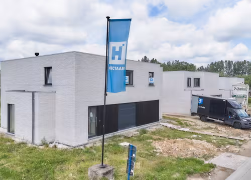 Buitenzicht van moderne Hectaar nieuwbouwwoning in Erpe-Mere