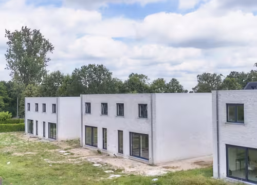 Dronebeeld van nieuwbouwwijk in Erpe-Mere met zicht op groen