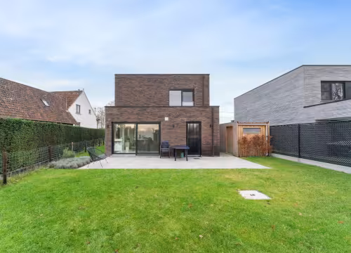 Moderne Bouwen Op Maat woning met grote raampartijen en tuin in Laarne