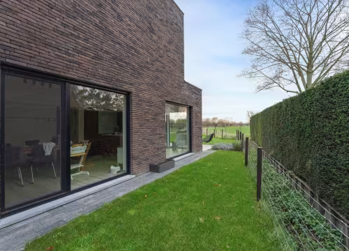 Moderne Bouwen Op Maat woning met grote raampartijen en tuin in Laarne