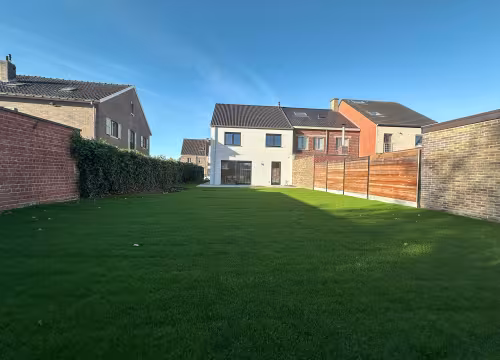 Moderne halfopen nieuwbouwwoning in Melle met ruime aangelegde tuin en omheining
