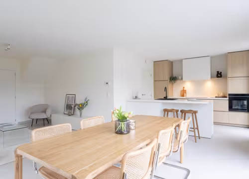 Open keuken en eetruimte in moderne nieuwbouwwoning met stijlvolle inrichting
